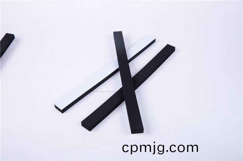 CR減震(zhen)保(bao)溫(wen)條